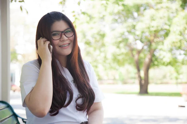 Student bär glasses.talking på telefonen — Stockfoto