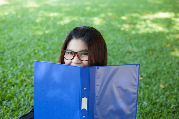 Female student remove the face cover — Stock Photo, Image