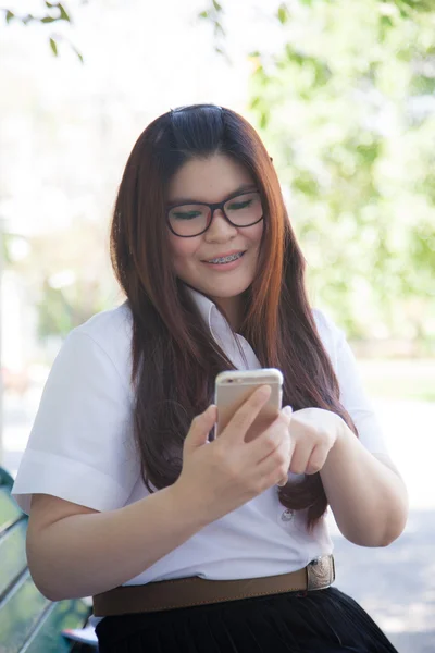 Estudiante con gafas que usan teléfonos inteligentes . — Foto de Stock