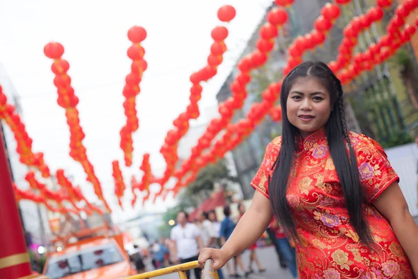 Wanita mengenakan cheongsams merah . — Stok Foto