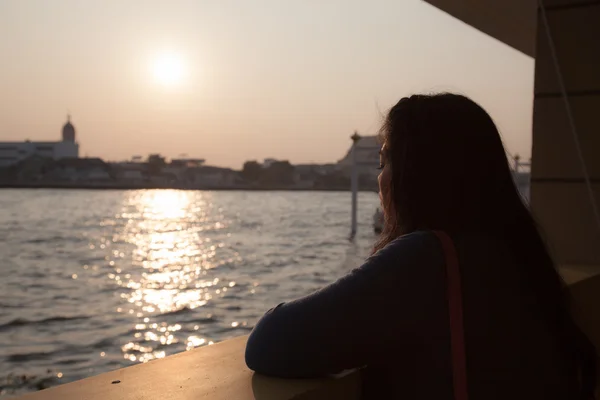 Siluet Nehri yakınında kadın portre. — Stok fotoğraf