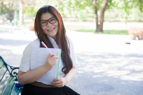 Estudante usando óculos que contêm documentos — Fotografia de Stock