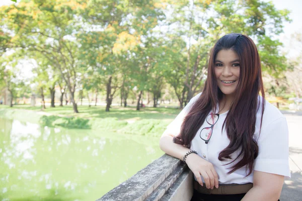 Mujer estudiante sonriendo felizmente . —  Fotos de Stock