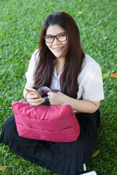 女子学生が携帯電話を再生します。 — ストック写真