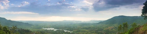 Panorama berg, skogar och jordbruksområden — Stockfoto