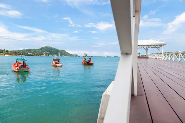 Ponte di legno che si estende verso il mare . — Foto Stock