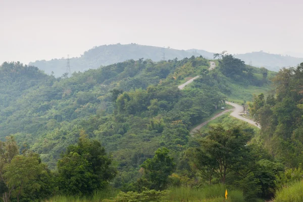 Bochtige wegen op de berg — Stockfoto