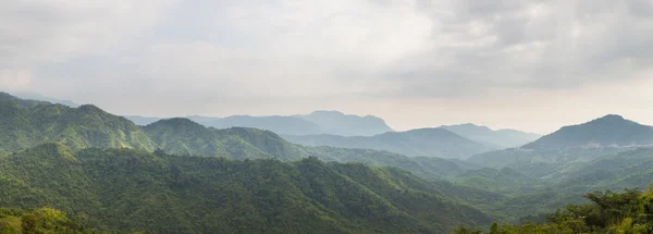 Panorama Las i góra. — Zdjęcie stockowe