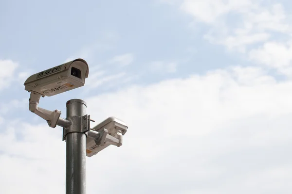 Câmeras de CCTV em postes . — Fotografia de Stock