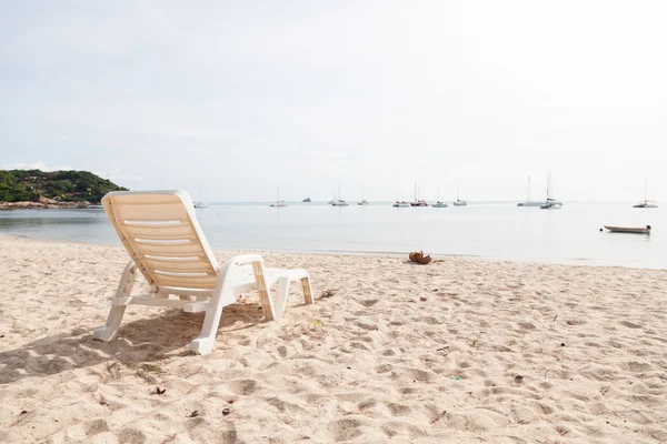 Banc sur la plage — Photo