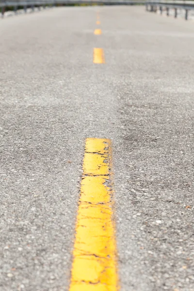 Midden op de weg — Stockfoto