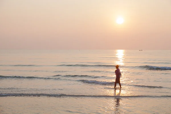 Uomo che cammina sulla spiaggia — Foto Stock