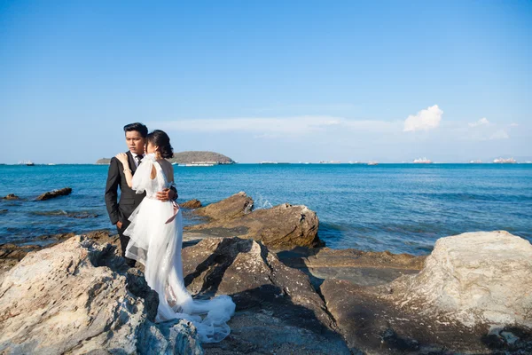 Paar steht auf den Felsen am Meer. — Stockfoto