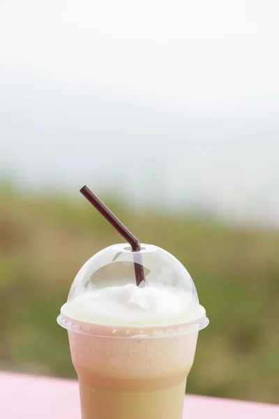 Café em copo de plástico — Fotografia de Stock