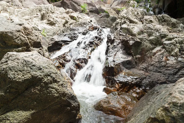 Vattnet faller från klippa — Stockfoto