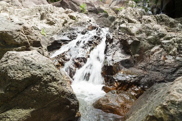 L'eau tombe de la falaise — Photo