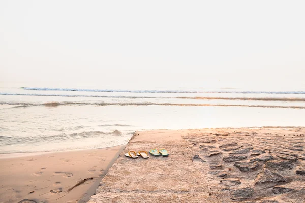 Scarpe sulla spiaggia — Foto Stock