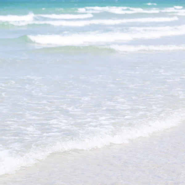 Океанские волны врываются в пляж — стоковое фото