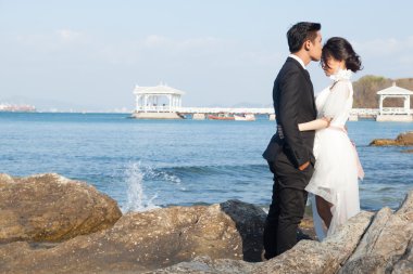 Çift ayakta denizin kenarında buzlu.