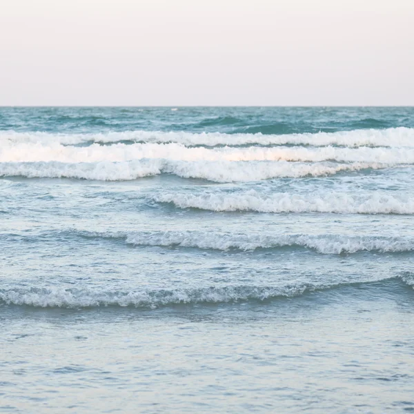 Океанские волны затопили пляж — стоковое фото