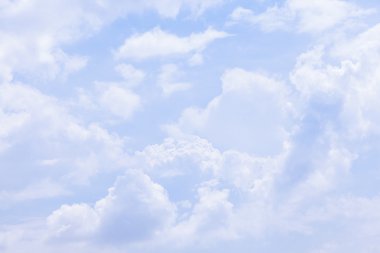 Bulutlar gökyüzü kaplı