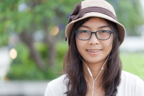 Wanita mendengarkan musik. — Stok Foto