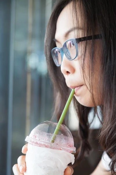 Joy asia woman drink ice tea. — Stock Photo, Image