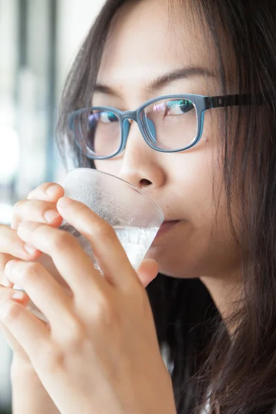 Asya kadın içecek su. — Stok fotoğraf