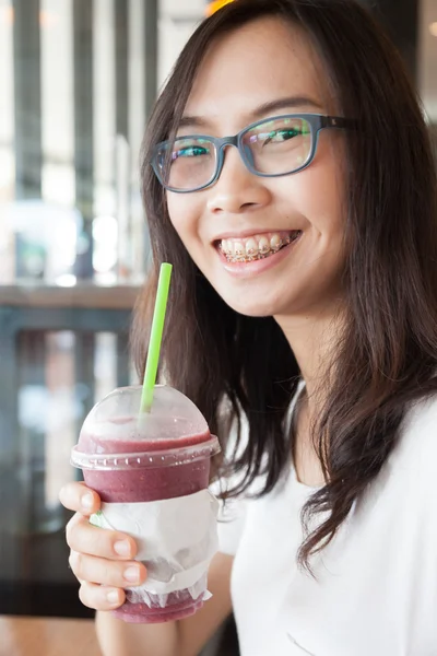Asya kadın buz çay içmek sevinç. — Stok fotoğraf