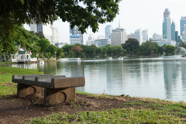 Bank in het park — Stockfoto