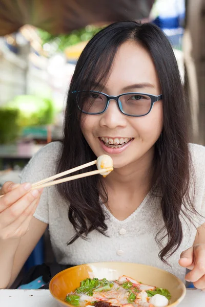 Mujer comer fideos . —  Fotos de Stock