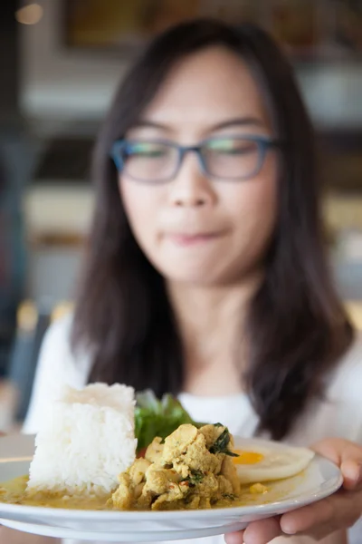 Ásia mulher segurar tailandês comida . — Fotografia de Stock