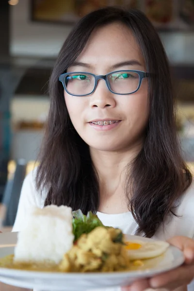 Asiatisch frau halten thai essen. — Stockfoto