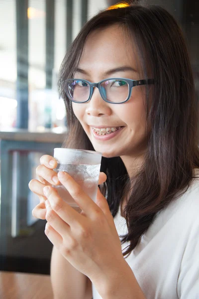 Asiatische Frau trinkt Wasser. — Stockfoto