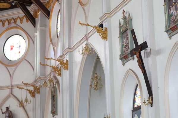 Kruis in de kerk — Stockfoto