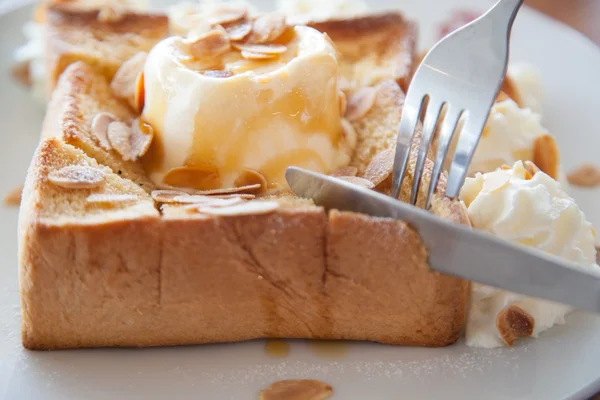 Hands cutting bread — Stock Photo, Image