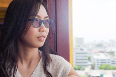 pencereden dışarı bakarak.