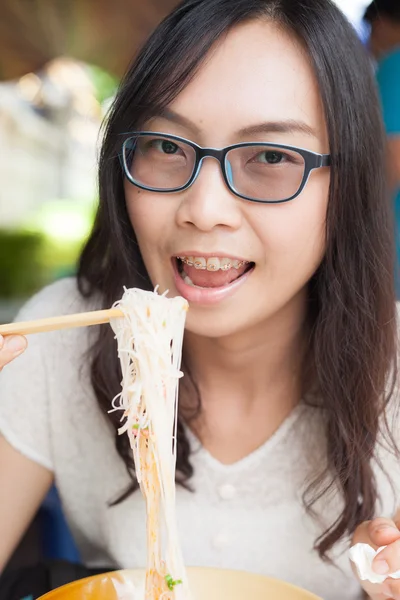 Mujer comer fideos . —  Fotos de Stock