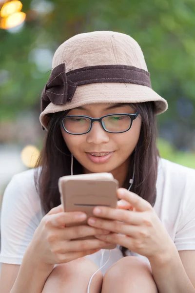 Nő használ szúró telefon. — Stock Fotó