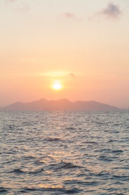 Sabah güneş doğuyor.