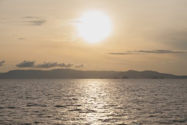 Sabah güneş doğuyor.