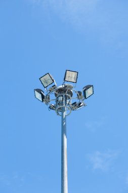 Işık kulesi büyük ve uzun sütunlar