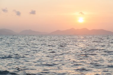 Sabah güneş doğuyor.