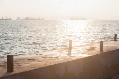 Tahta yansıtan güneş ışığı.