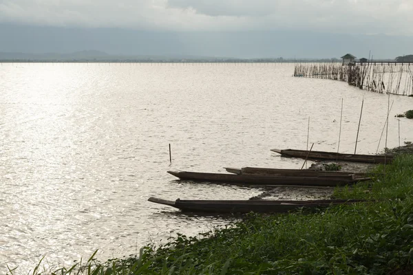 Paddle boats ashore — Stock Photo, Image