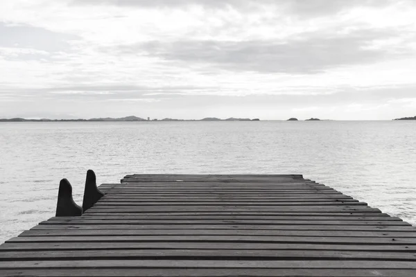 Houten brug op zee — Stockfoto