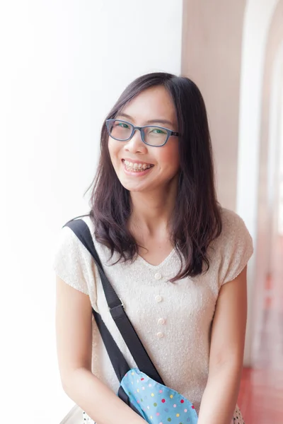 Freude und Lächeln asiatische Frau. — Stockfoto