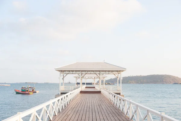 Atsadang brug wit houten brug — Stockfoto