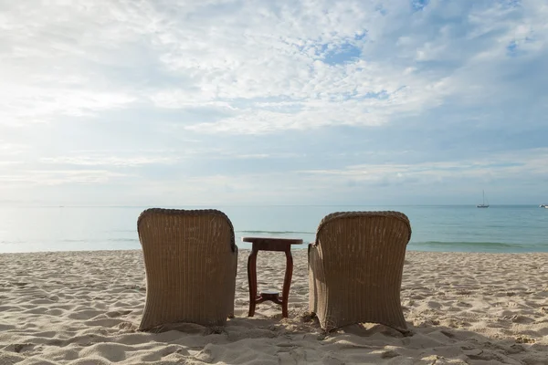 Stühle und Tische am Strand — Stockfoto