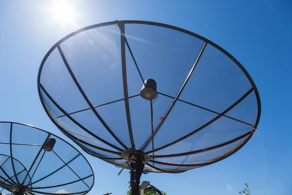 Satellite dishes Mounted on the rooftop — Stock Photo, Image